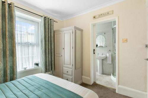 托基金屋旅馆的一间卧室配有一张床、淋浴和盥洗盆