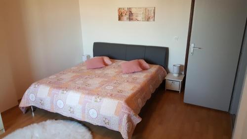 萨利Apartment Sali 890b的一间卧室配有带粉红色枕头的床。