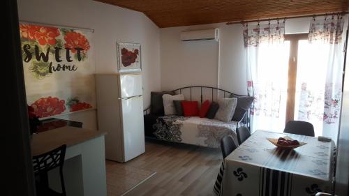 萨利Apartment Sali 890b的一个小客厅,配有一张床和一张桌子