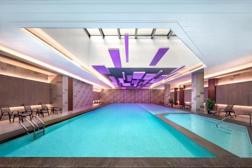 上海大都会海逸酒店的一座带天花板的酒店游泳池