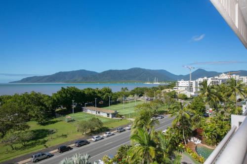 凯恩斯Cairns Luxury Seaview Apartment的从大楼的阳台上可欣赏到水景