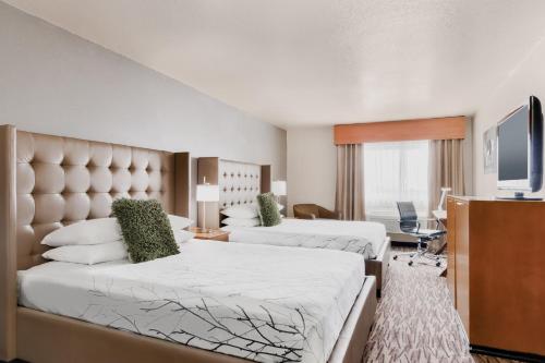 斯波坎加佩珀特里机​​场贝斯特韦斯特酒店的酒店客房设有两张床和一台平面电视。