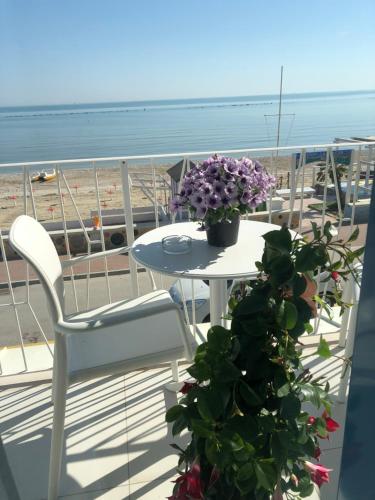 马洛塔B&B El Gatt的海滩阳台的桌椅