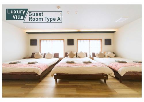 东京nestay villa tokyo shinjuku的带窗户的客房内设有四张床。