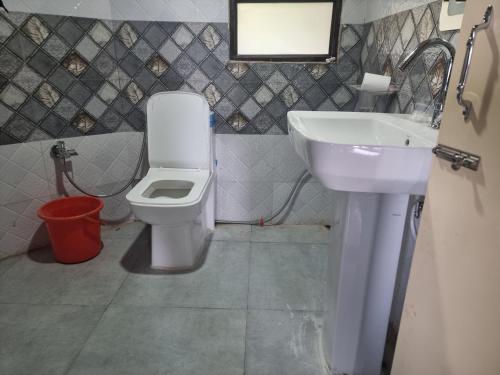 大吉岭Kheychun homestay的浴室配有白色卫生间和盥洗盆。