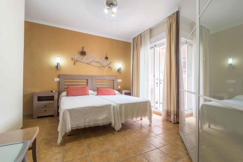 圣玛丽亚港客斯露旅馆 的一间卧室设有一张床和一个大窗户