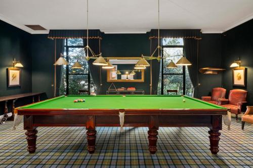 肯图巴莉安费尔斯蓝山度假酒店及水疗中心的台球室,带绿色台球桌