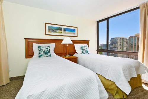 檀香山Waikiki Sunset #1414的一间卧室设有两张床和大窗户