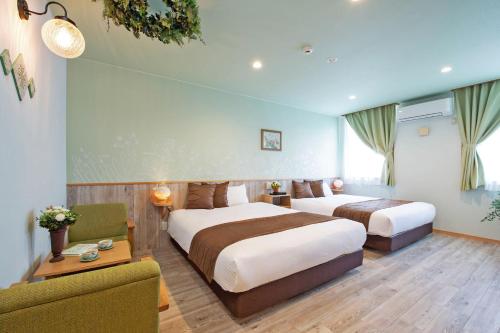 TobeHotel Teiregikan的酒店客房,设有两张床和一张沙发