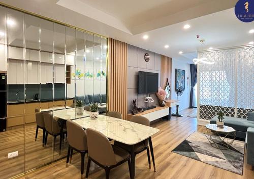 归仁LaCas Hotel Quy Nhon的用餐室以及带桌椅的起居室。