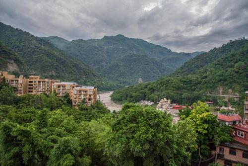 瑞诗凯诗Terrakotta Rishikesh的享有山脉背景的河流美景