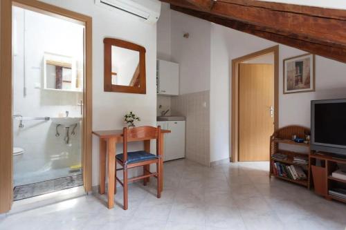 杜布罗夫尼克Apartments by the sea Dubrovnik - 18908的一间带桌子和浴缸的浴室以及一台电视