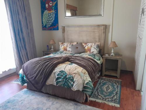 韦尔科姆Goedehoop的一间卧室配有一张带枕头的床