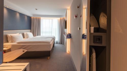 克雷费尔德Holiday Inn Express - Krefeld - Dusseldorf, an IHG Hotel的酒店客房设有两张床和窗户。