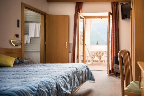 维哥迪法萨索恩索尔酒店的酒店客房设有一张床和一个阳台。