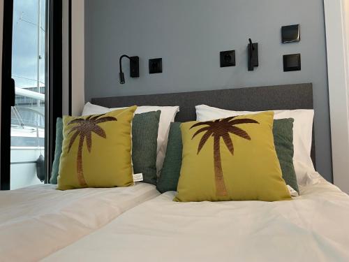 哥德堡La Mare Resort的一间卧室,床上有两棵棕榈树