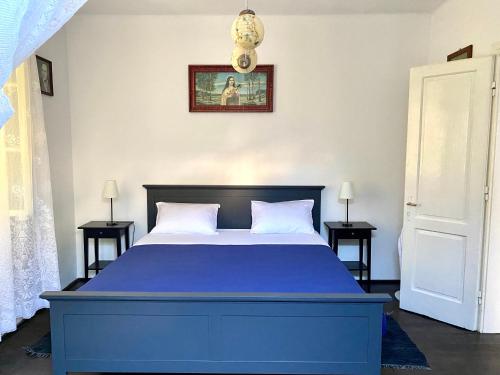 普莱克Family house Bacalja的卧室配有一张蓝色的床和两张桌子