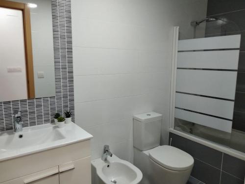 皮莱斯Apartamento nuevo en la playa de Piles的白色的浴室设有卫生间和水槽。