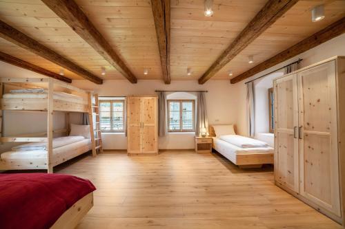 拉塞斯Unterlanpacher Historic Refugium的一间卧室设有双层床和木制天花板。