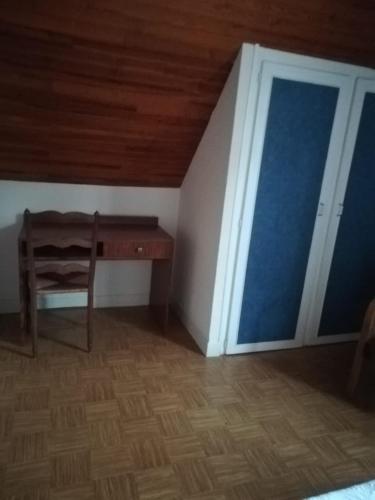 班莱班L'Orée du Bois的客房设有书桌和推拉门。