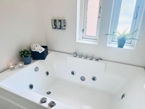BronshojVilla Apartment near City Centre的带窗户的浴室内的白色浴缸