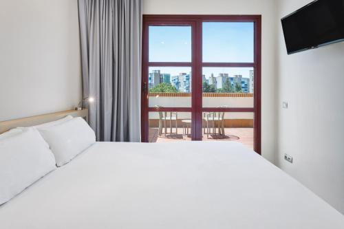富恩拉夫拉达B&B HOTEL Madrid Fuenlabrada的卧室配有白色的床和窗户。