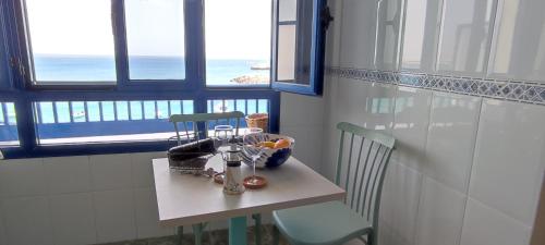普拉亚布兰卡El Faro的一张小桌子,两把椅子靠窗