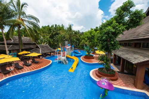 景洪市西双版纳洲际度假酒店的一个带水上公园的度假村的游泳池