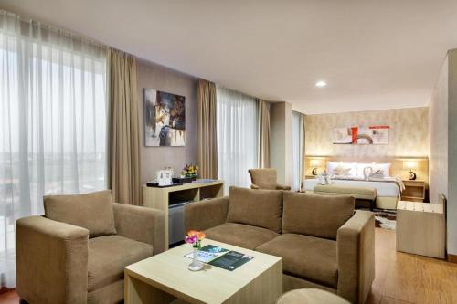 当格浪Days Hotel & Suites by Wyndham Jakarta Airport的酒店客房设有床和客厅。