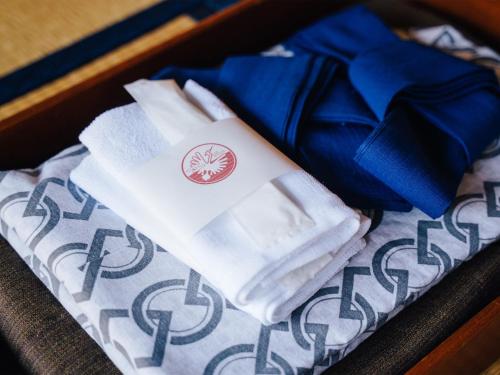 Shimojo muraOogute Kohan Shirasagi So的白色毛巾和蓝色带子盒
