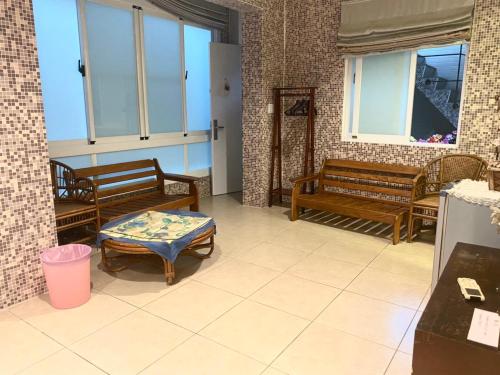 台南二姐的家的一间带长椅和桌子的房间以及窗户