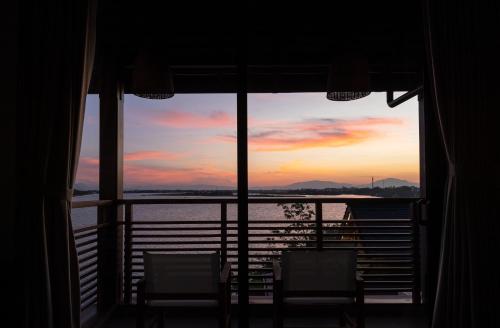 会安Nghê Prana Villa & Spa Hoi An的从船窗欣赏日落美景