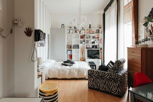恩纳Il Loggione的白色卧室配有床和椅子