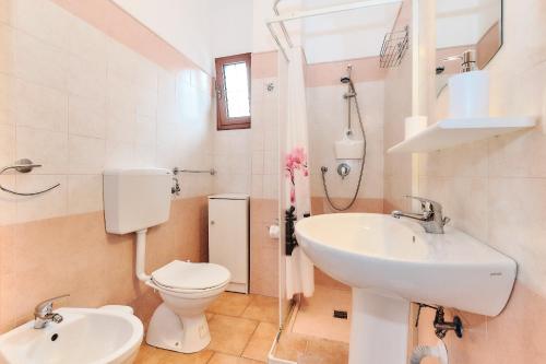 马蒂诺Casa Mazzini的一间带卫生间和水槽的浴室