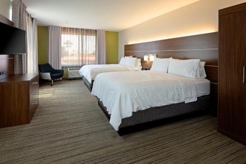 弗雷斯诺弗雷斯诺南智选假日酒店的酒店客房设有两张床和电视。