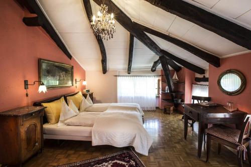 Swiss Historic & Garten Hotel Villa Carona客房内的一张或多张床位