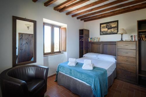 托尔法Convento dei Cappuccini的一间卧室配有一张床和一把椅子