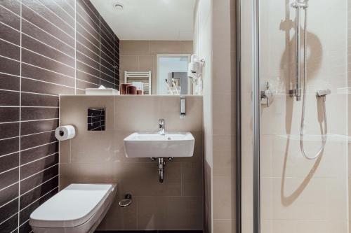 柏林Select Hotel Style Berlin的浴室配有卫生间、盥洗盆和淋浴。