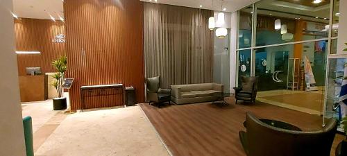 巴特亚姆8 Hotel Apartment Short Time TLV BAT YAM的大堂设有带沙发和椅子的等候室
