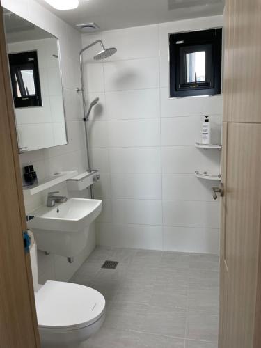 束草市Lakestone&Hotel Sokcho的白色的浴室设有卫生间和水槽。