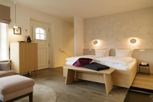 凯图姆Hotel Aarnhoog的酒店客房,配有两张床和椅子