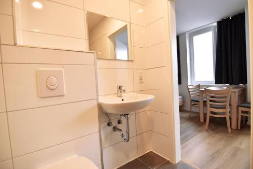 科隆Zimmer24Frei Boardinghouse的一间带水槽和镜子的浴室