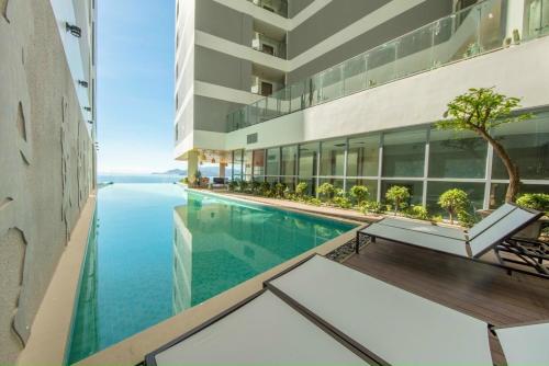 芽庄Panorama Apartment Sunset Nha Trang City的一座建筑物中央的游泳池