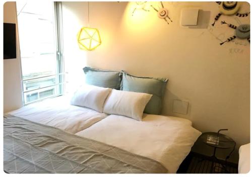 东京world potential / Vacation STAY 4614的卧室配有一张大白色床和窗户