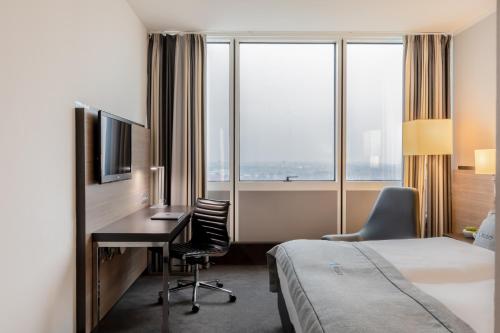 柏林柏林斯皮格尔腾精选酒店的酒店客房配有一张床和一张带电脑的书桌