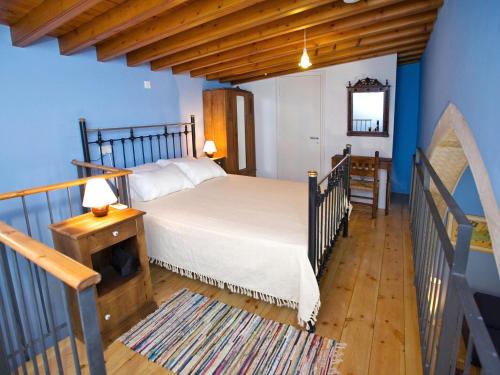 Psematismenos埃夫卡波斯乡间别墅的一间卧室配有一张床,铺有木地板