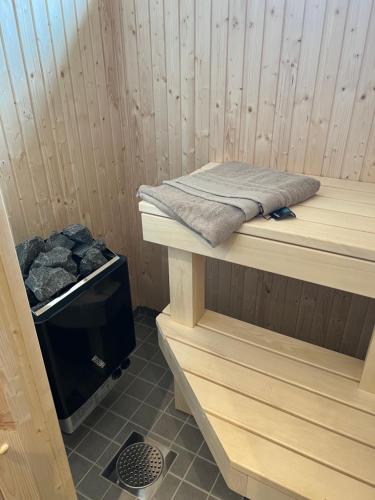 伊德勒New cabin in fabulous Idre activity area的一间位于上面的带床的桑拿浴室
