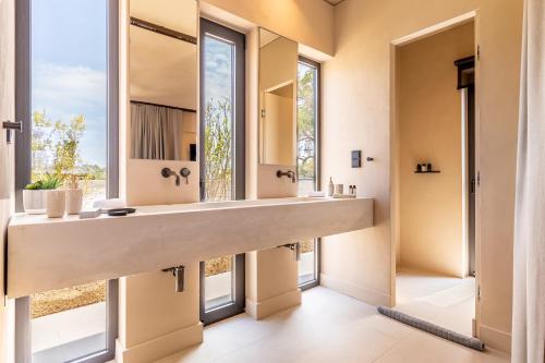 SinarádesPaloubi Estate的一间带大水槽和大窗户的浴室