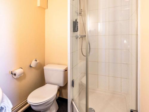 欧坦奥顿宜必思酒店的一间带卫生间和淋浴的浴室