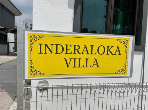 莎阿南Inderaloka Villa 23B Free Parking的建筑物一侧的黄色标志